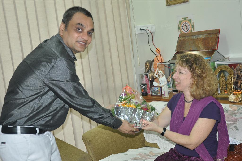 Dr. Mukund Sarda, Dean and Pricipal of New Law College fecilitating Dr. (Ms) Myszka Guzkowska Pro-Vice Chancellor, University of Westminister